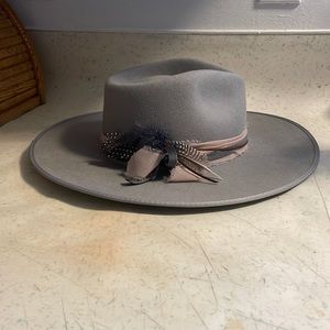 Wide brim hat